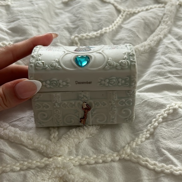 Precious Moments jewelry box - Picture 2 of 6